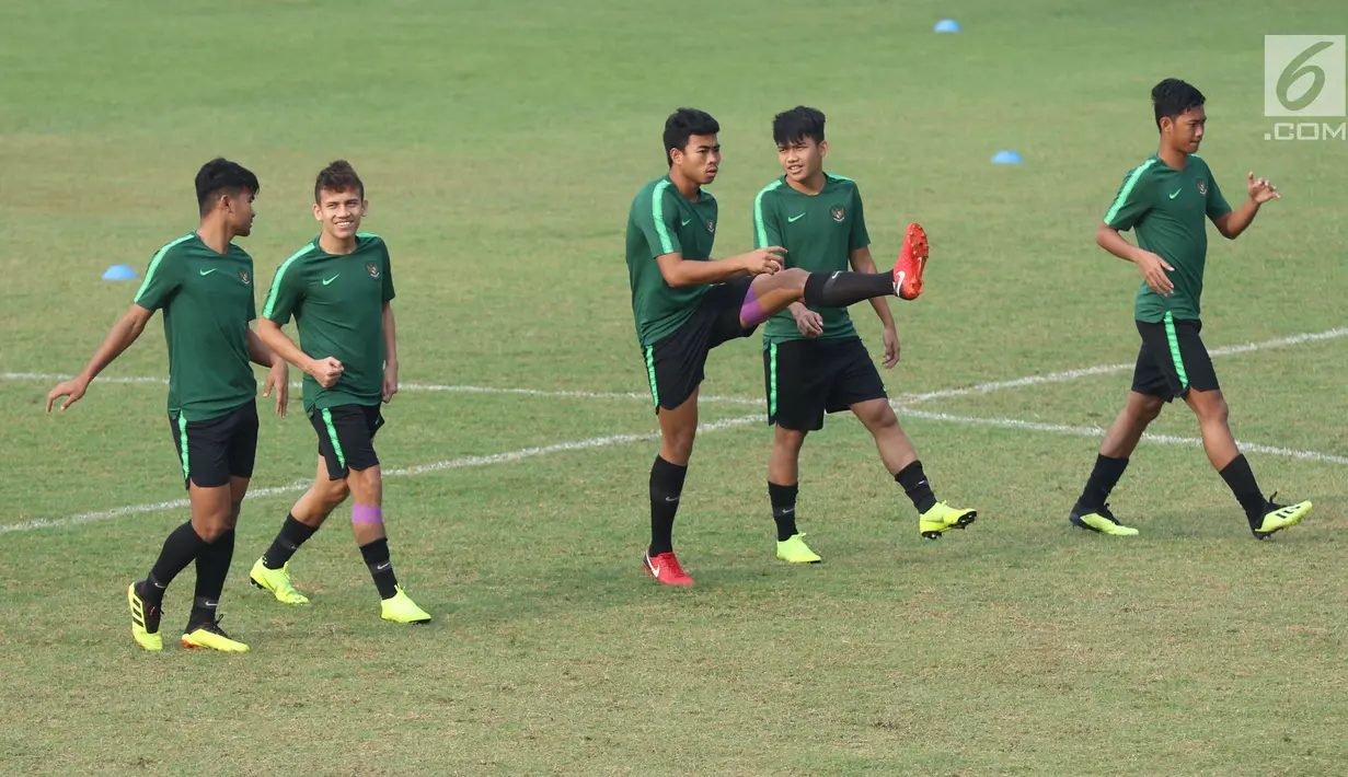 Pemain Timnas Indonesia U-19, Nurhidayat (tengah) bersama rekannya melakukan pemanasan jelang latihan di Lapangan A GBK Jakarta, Selasa (23/10). Latihan ini persiapan melawan UEA di Grup A Piala AFC U-19 2018. (Liputan6.com/Helmi Fithriansyah)