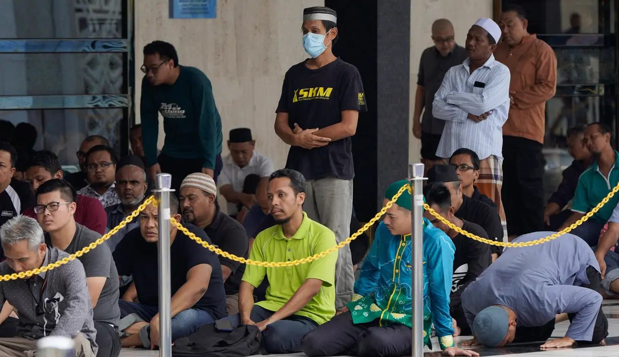 Umat muslim Malaysia mengikuti ibadah salat Jumat dengan khotbah yang dipersingkat di Masjid Nasional di Kuala Lumpur, Jumat (13/3/2020). Malaysia memutuskan tetap melakukan salat Jumat, tetapi dengan pedoman yang ketat pasca-penyebaran virus corona COVID-19. (AP Photo/Vincent Thian)