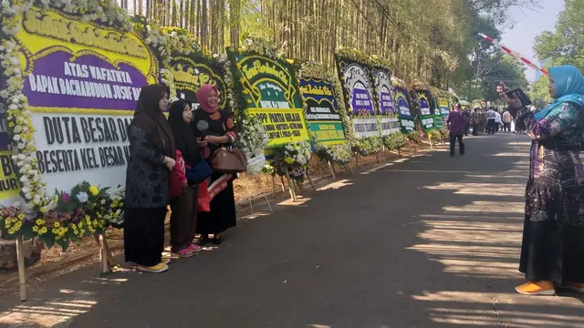 warga selfie di rumah Habibie