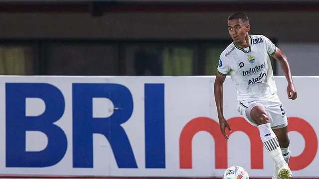 Pemain Persib Bandung, Kakang Rudianto menggiring bola saat laga lanjutan BRI Liga 1 2023/2024 melawan Bhayangkara FC di Stadion Patriot Candrabhaga, Sabtu (23/09/2023) lalu. (c) Bola.net/Bagaskara Lazuardi