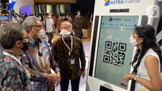Presiden Komisaris Astra Priyono Sugiarto, Anggota Dewan Komisioner OJK Riswinandi dan Direktur Astra Suparno Djasmin, mencoba permainan virtual di booth Astra Financial & Logistic pada pameran GIIAS 2021 di ICE BSD, Serpong Tangerang Kamis (11/11/2021). (Liputan6.com/HO/Astra Financial)
