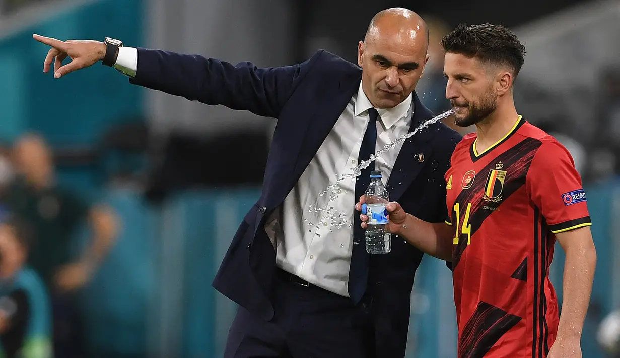 Dries Mertens. Striker Belgia berusia 35 tahun ini baru saja bergabung dengan Galatasaray pada awal musim 2022/2023 usai meninggalkan Napoli dengan status bebas transfer. Bersama Timnas Belgia ia akan menjalani Piala Dunia ketiganya di Qatar nanti setelah sebelumnya ia juga masuk skuad Belgia pada edisi 2014 dan 2018. Prestasi terbaiknya adalah pada edisi 2018 saat membawa Belgia finis di posisi ketiga usai menang 2-0 atas Inggris. (AFP/Pool/Christof Stache)