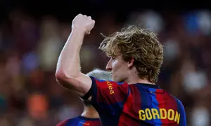 Anthony Gordon dari Barcelona merayakan gol setelah pemain Rayo Florian Lejeune mencetak gol bunuh diri dalam pertandingan La Liga Spanyol antara Barcelona dan Rayo Vallecano di Barcelona, ​​Spanyol, Selasa, 1 September 2026. (AP Photo/Joan Monfort)