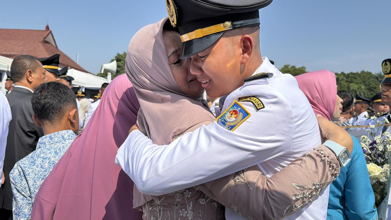 Tangis Haru Pelantikan Pamong Praja Muda di Pelukan Orang Tua