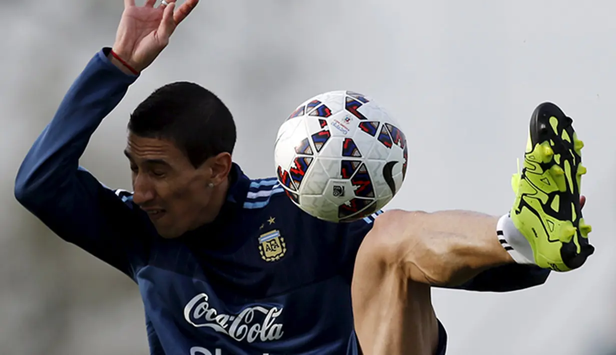 Ekspresi Angel Di Maria di sesi latihan Tim Nasional Argentina. (Reuters/Marcos Brindicci)