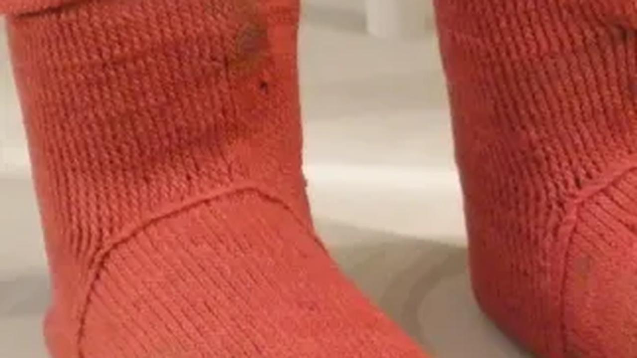 Desain Unik Kaos Kaki Mesir Kuno Berusia 1600 Tahun, Harus Dipakai dengan Sandal