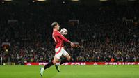 Gelandang Manchester United asal Brasil bernomor punggung 21, Antony, mengontrol bola selama pertandingan Fase Liga Eropa UEFA antara Manchester United dan Bodoe/Glimt di stadion Old Trafford di Manchester, Inggris barat laut, Jumat dini hari WIB (29-11-2024). (Oli SCARFF/AFP)