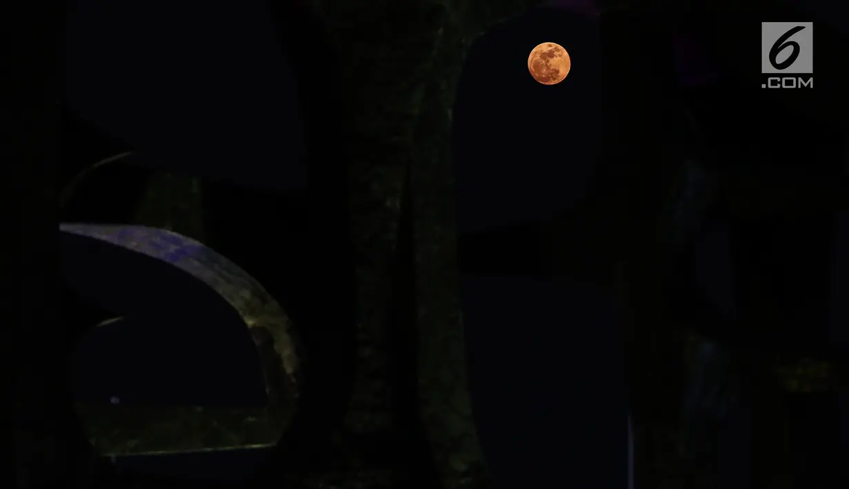 Penampakan bulan purnama di tengah air mancur yang menghiasi lanagit kawasan Jakarta, Jumat (13/9/2019). Malam hari ini, masyarakat bisa melihat bulan purnama yang dinamai Harvest Moon karena bulan mencapai kecerahan puncak dekat dengan titik balik musim semi. (Liputan6.com/Johan Tallo)