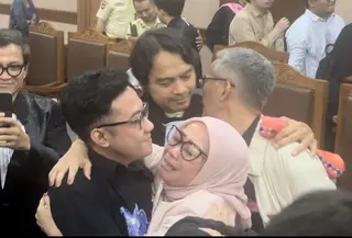 Tangis Haru Ibunda Delpedro Saat Hakim Bacakan Vonis Bebas (Muhammad Radityo Priyasmoro/Liputan6.com)