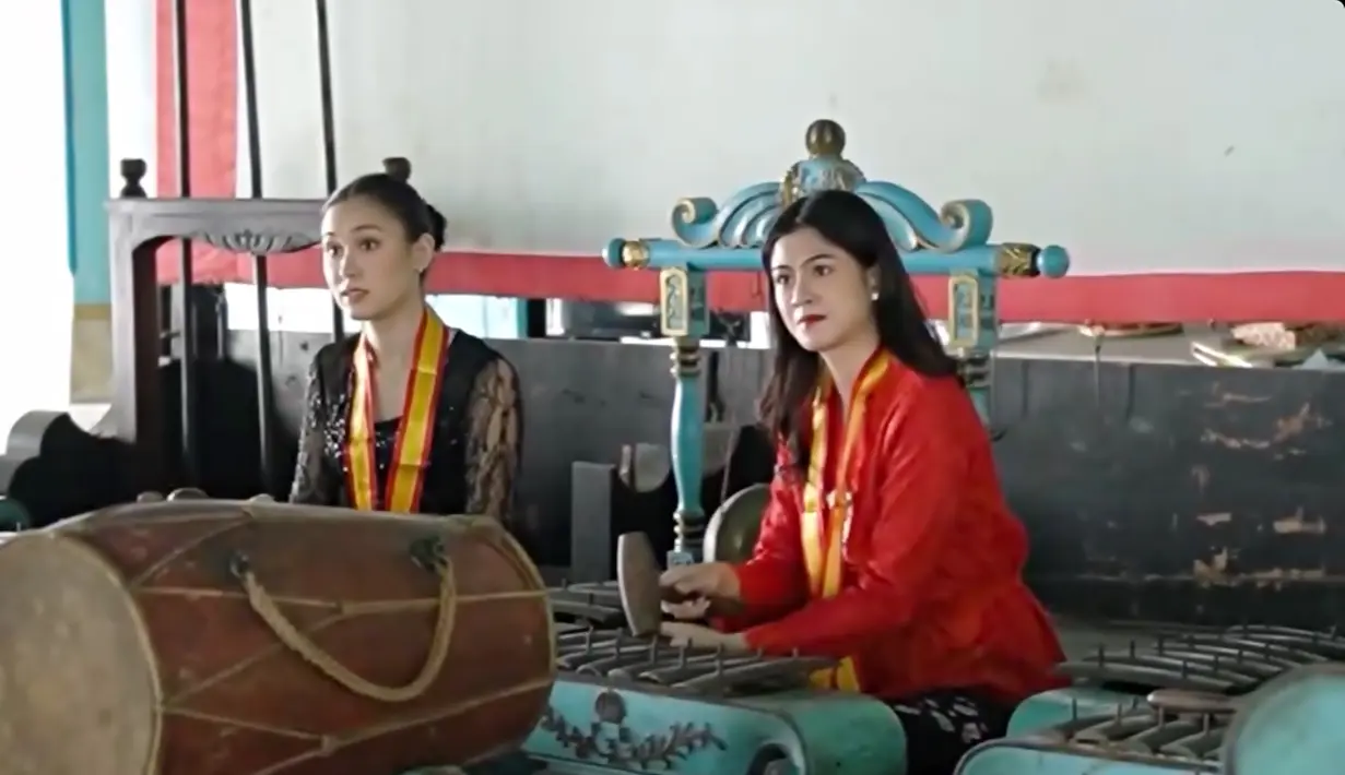 Potret Hana Saraswati dan Yasmin Napper saat belajar memainkan gamelan di Keraton Solo berhasil mencuri perhatian dan memberikan inspirasi bagi generasi muda untuk lebih mencintai dan menghargai budaya lokal. Suasana Keraton Solo yang megah dan penuh sejarah semakin memperkuat kesan tradisional yang ingin ditampilkan dalam kegiatan mereka.(Liputan6.com/IG/@hanahaho)