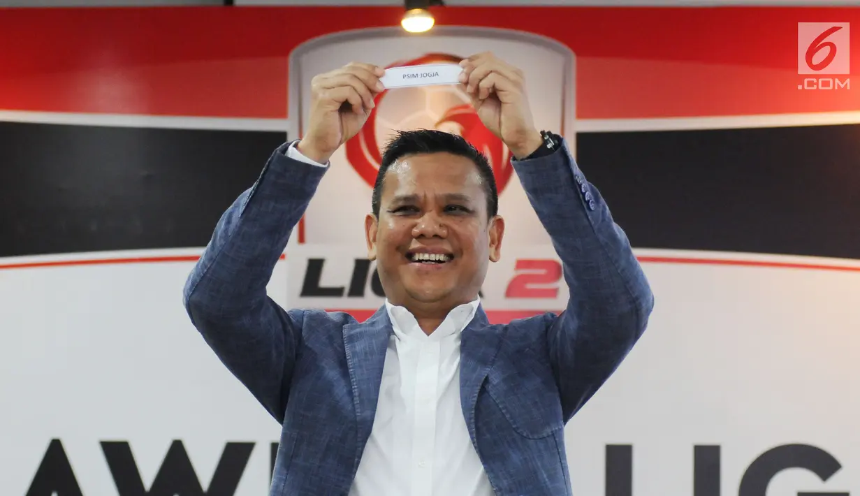 Dirut PT LIB, Berlinton Siahaan mengangkat nama tim saat pengundian babak play-off Liga 2 Indonesia di Jakarta, Senin (18/9). 16 tim akan memperebutkan posisi lima teratas yang akan bertahan di kompetisi Liga 2 Indonesia. (Liputan6.com/Helmi Fithriansyah)