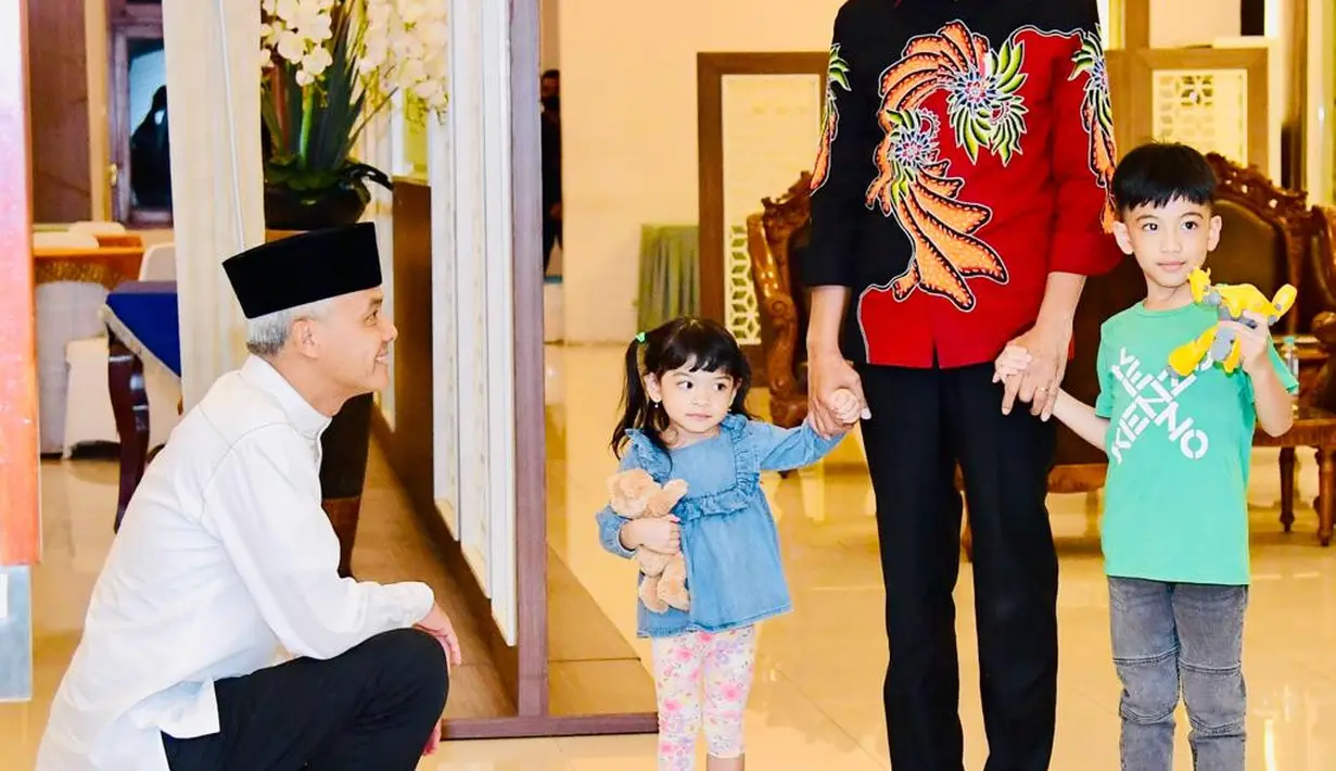 <p>Sementara Ganjar mengenakan baju koko putih lengan panjang lengkap dengan peci yang diberikan Ketum PDIP, Megawati Soekarnoputri saat mengumumkan capres. (Foto: Lukas - Biro Pers Sekretariat Presiden)</p>