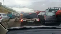 Kemacetan di KM 39 Tol Cikampek. (Istimewa)