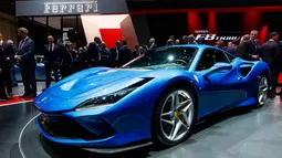 Pengunjung melihat Ferrari F8 Triturbo yang dipamerkan dalam Geneva International Motor Show di Jenewa, Swiss, Selasa (5/3). Geneva International Motor Show berlangsung pada 7-17 Maret 2019. (Martial Trezzini/Keystone via AP)
