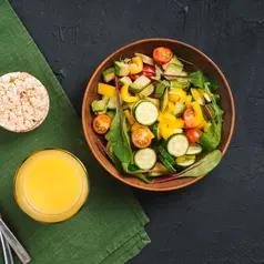 lemon vinaigrette dikenal sebagai salah satu dressing favorit karena rasanya yang ringan, segar, dan mudah disesuaikan dengan berbagai jenis makanan. (foto/dok: freepik)