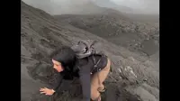 Viral Aksi Wanita Mendaki Gunung Dukono yang Lagi Erupsi Bikin Warganet Geram