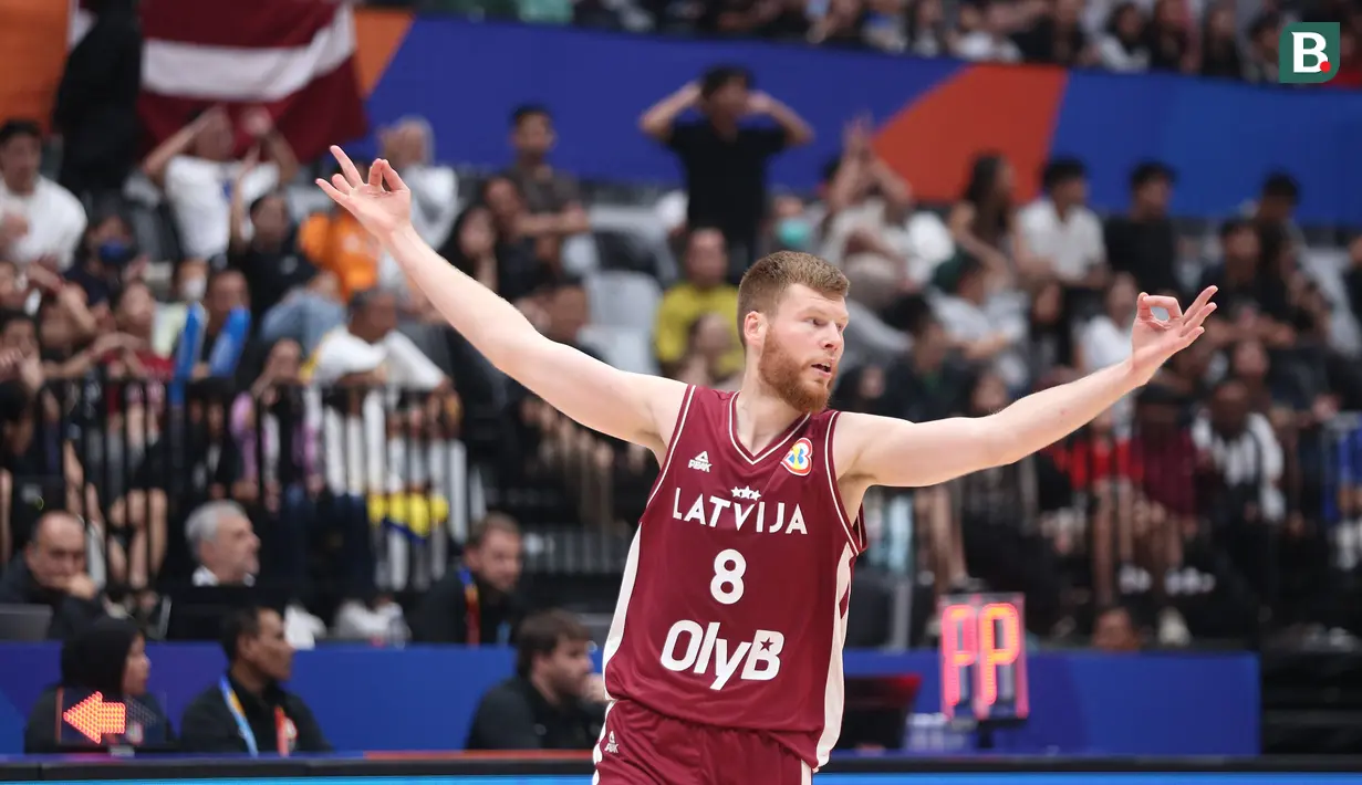 Pebasket Latvia, Davis Bertrans melakukan selebrasi setelah mencetak three poin pada laga Grup L Piala Dunia FIBA 2023 melawan Brasil di Indonesia Arena, Senayan, Jakarta, Minggu (03/09/2023). Latvia menang dengan skor 104-84. (Bola.com/Bagaskara Lazuardi)