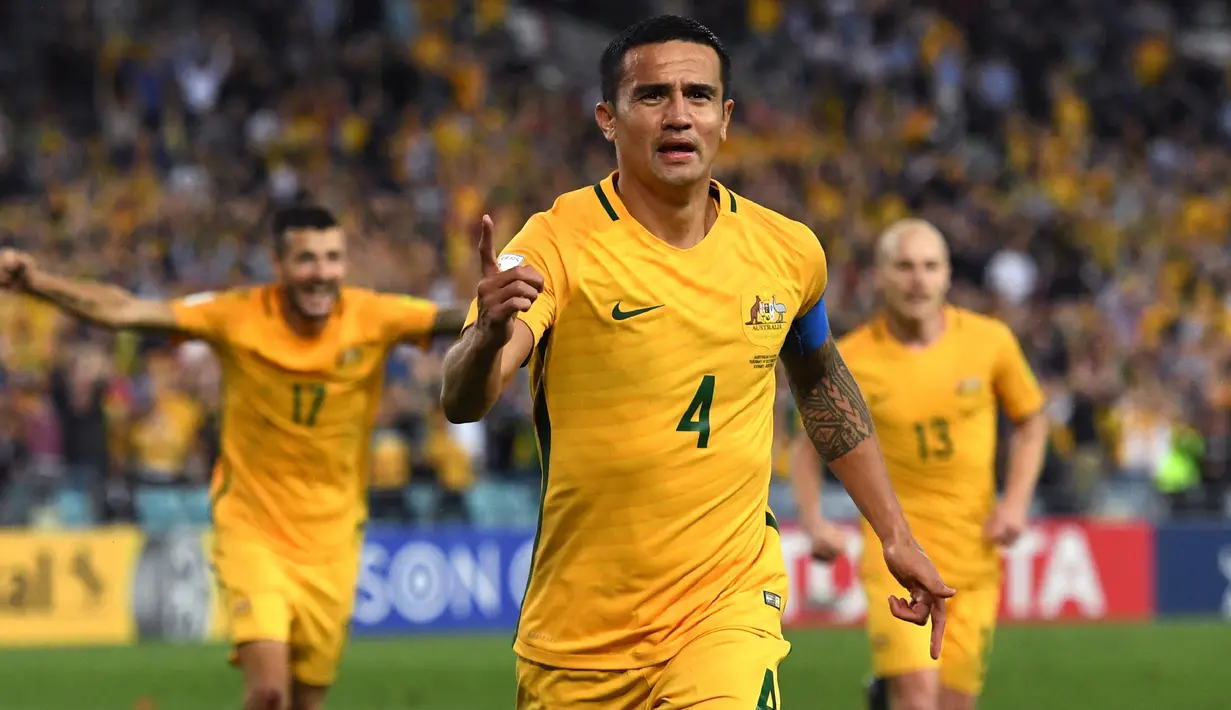Penyerang Australia, Tim Cahill (tengah) merayakan golnya ke gawang Suriah pada laga kualifikasi Piala Dunia 2018 di  Sydney (10/10/2017). Australia menang 2-1  pada leg kedua tersebut. (AFP/William West)