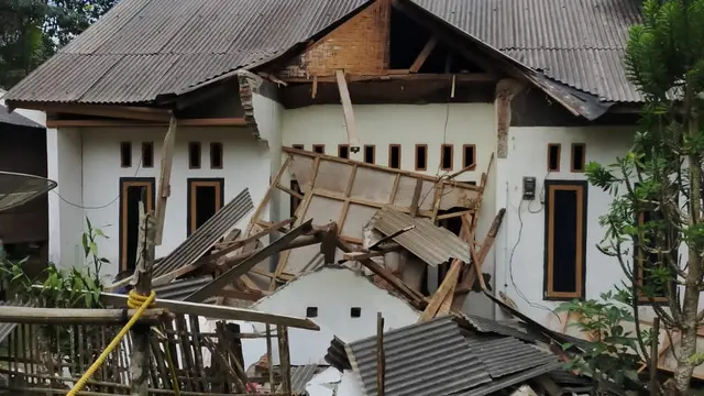Rumah rusak akibat gempa Banten, Jumat (14/1/2022).