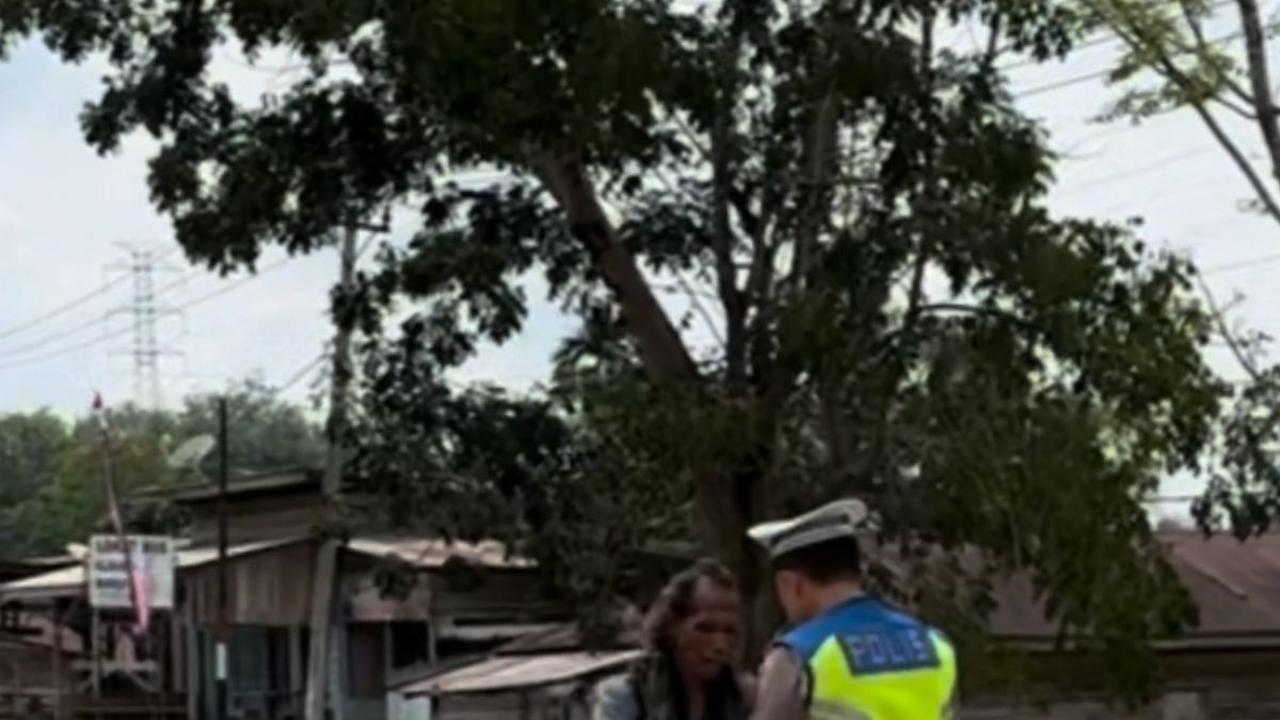 Viral Polisi Temui Pria Diduga ODGJ, Mengaku Sosoknya Bukan Orang Sembarangan