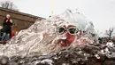 Seorang peserta mengambil bagian dalam kompetisi renang di air es dari sungai Neva selama Big Neva Cup of Ice Swimming di St.Petersburg, Rusia, 2 Maret 2019. Sekitar 150 dari 12 negara mengikuti kompetisi renang dengan suhu - 6 C. (AP/Dmitri Lovetsky)