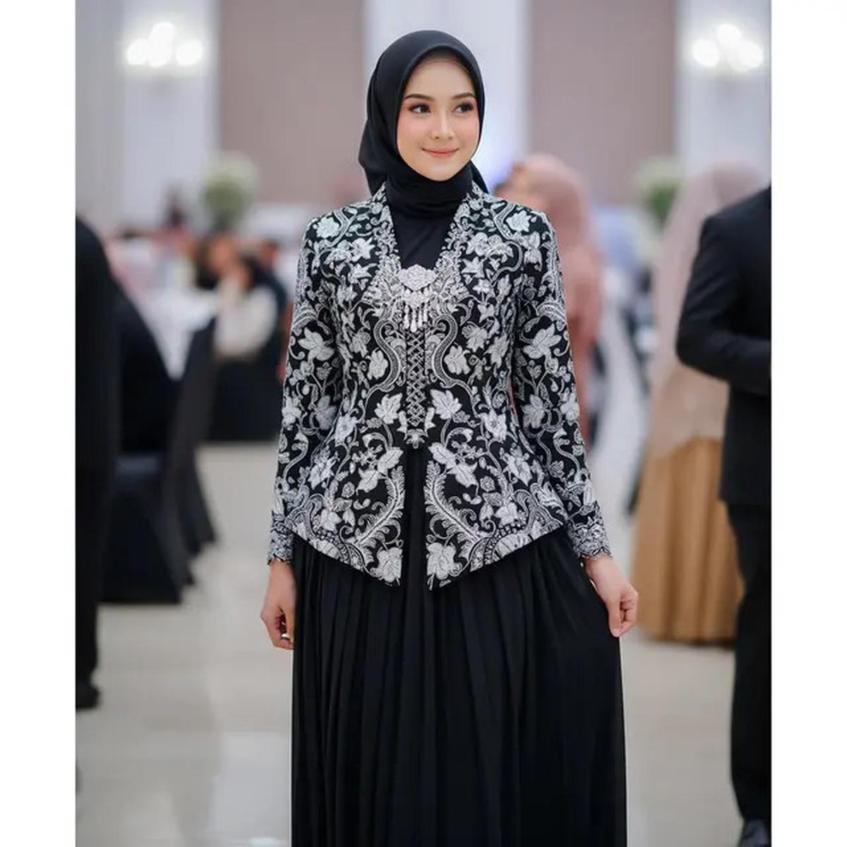6 Cara Mix &amp; Match Batik Hitam Tanpa Terlihat Kaku dan Tua, Tampil Elegan dan Modern