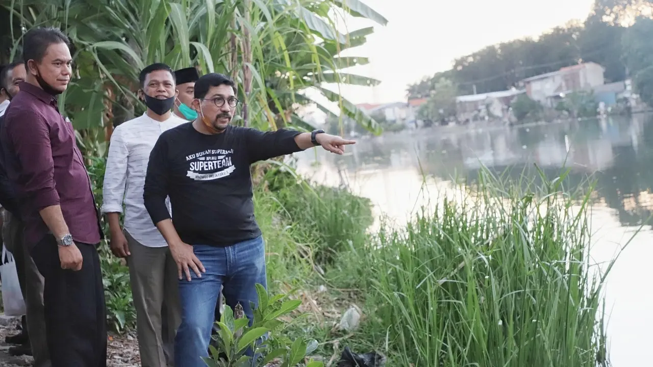 Machfud saat meninjau Sungai di Wonokromo, Senin 10 Agustus  2020. (Istimewa)
