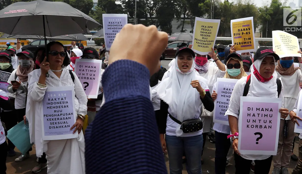 Massa Kolaborasi Nasional menggelar aksi di depan Gedung DPR/MPR, Jakarta, Selasa (17/9/2019). Massa mendesak DPR segera mengesahkan Rancangan Undang-Undang (RUU) Penghapusan Kekerasan Seksual (PKS) pada periode 2014-2024. (Liputan6.com/JohanTallo)