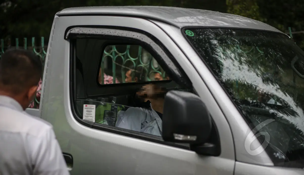 Sesosok mayat ditemukan dalam sebuah mobil di kawasan Taman Wiladatika, Jakarta Timur, Minggu (3/5/2015). Mayat pria yang diketahui bernama Sunoto (41) tersebut ditemukan oleh seorang penyapu jalanan. (Liputan6.com/Faizal Fanani)