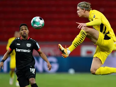 Erling Haaland tampil gemilang bersama Borussia Dortmund musim ini dengan mencatat 41 gol dan 12 assist di 41 pertandingannya. Pemain yang baru berusia 20 tahun ini bahkan berhasil menjadi top scorer Liga Champions musim lalu dengan koleksi 10 gol dan delapan assist. (Foto: AFP/Pool/Martin Meissner)