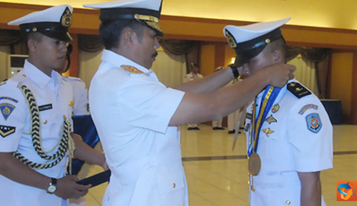 Citizen6, Surabaya: Darma Bakti Rambe dinobatkan sebgai lulusan terbaik dari 195 siswa Pendidikan Pembentukan Perwira (Diktukpa) TNI AL XLI. (Pengirim: Penkobangdikal)