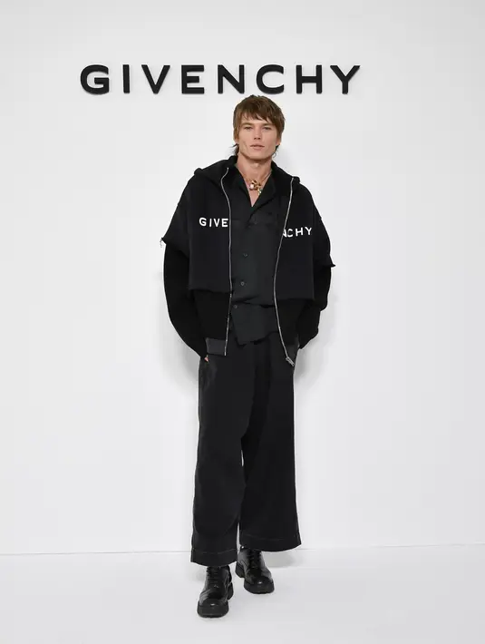 Jordan Barret hadir dengan memadukan kemeja hitam dengan sweater dan ankle pants. [Givenchy]