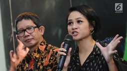Penyanyi, Andien (kanan) memberi keterangan saat peluncuran video musik Indonesia Raya 3 Stanza di Jakarta, Senin (30/10). Beragam elemen masyarakat dilibatkan dalam pembuatan video tersebut. (Liputan6.com/Helmi Fithriansyah)