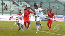 Pemain Persib U-16 berebut bola atas di laga uji coba melawan Persib U-16 di Stadion Siliwangi, Bandung, Jumat (27/2/2015). Timnas U16 Indonesia menang 4-2 atas Persib U16. (Liputan6.com/Andrian M Tunay)