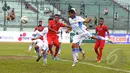 Pemain Persib U-16 berebut bola atas di laga uji coba melawan Persib U-16 di Stadion Siliwangi, Bandung, Jumat (27/2/2015). Timnas U16 Indonesia menang 4-2 atas Persib U16. (Liputan6.com/Andrian M Tunay)