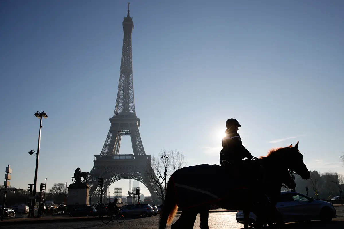 Petugas Bersenjata Lengkap Berjaga di Menara Eiffel