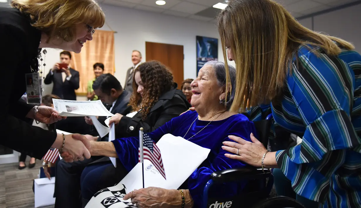 Maria Valles Bonilla (106) menerima sertifikat menjadi warga negara AS selama upacara naturalisasi di Fairfax, Virginia, 6 November 2018. Valles berasal dari El Salvador dan menjadi penduduk permanen di AS sekitar enam tahun yang lalu. (MANDEL NGAN/AFP)