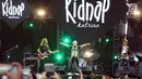 Vokalis grup band era 90 an Kidnap Katrina, Anang Hermansyah saat tampil pada gelaran The 90’s Festival di Gambir Expo Kemayoran, Jakarta, Sabtu (10/11). Sejumlah lagu dinyanyikan bersama pengunjung diantaranya, Biru. (Liputan6.com/Helmi Fithriansyah)