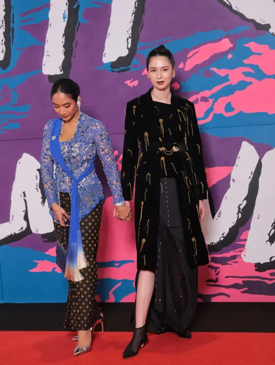 Ankle heels transparan yang dikenakannya memberi kesan edgy pada penampilan Laura Basuki.