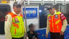 KAI Commuter Blacklist Pria yang Bergelantungan di Luar KRL