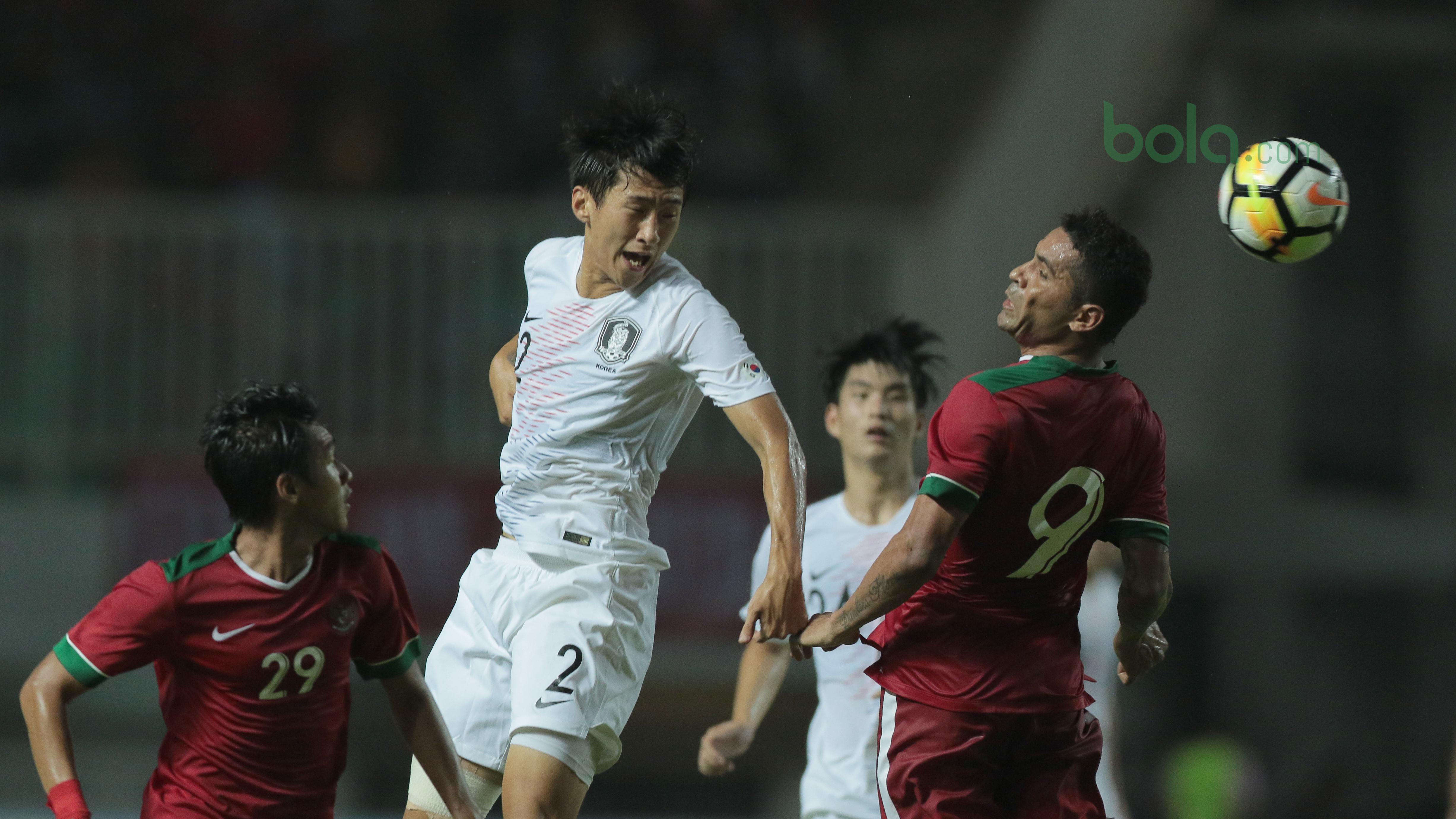Duel Timnas Indonesia, Beto Goncalves (kanan) dengan pemain Korea Selatan U-23 pada laga uji coba di Stadion Pakansari, Bogor, (23/6/2018).  Indonesia U-23 kalah 1-2 dari Korea U-23. (Bola.com/Nick Hanoatubun)