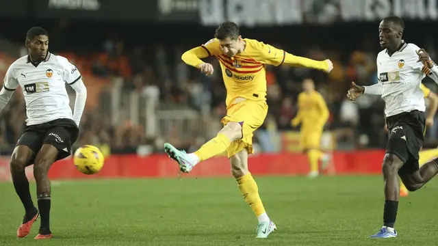 Foto: Melihat Usaha Keras Robert Lewandowski untuk Mencetak Gol, Barcelona Ditahan Imbang Valencia