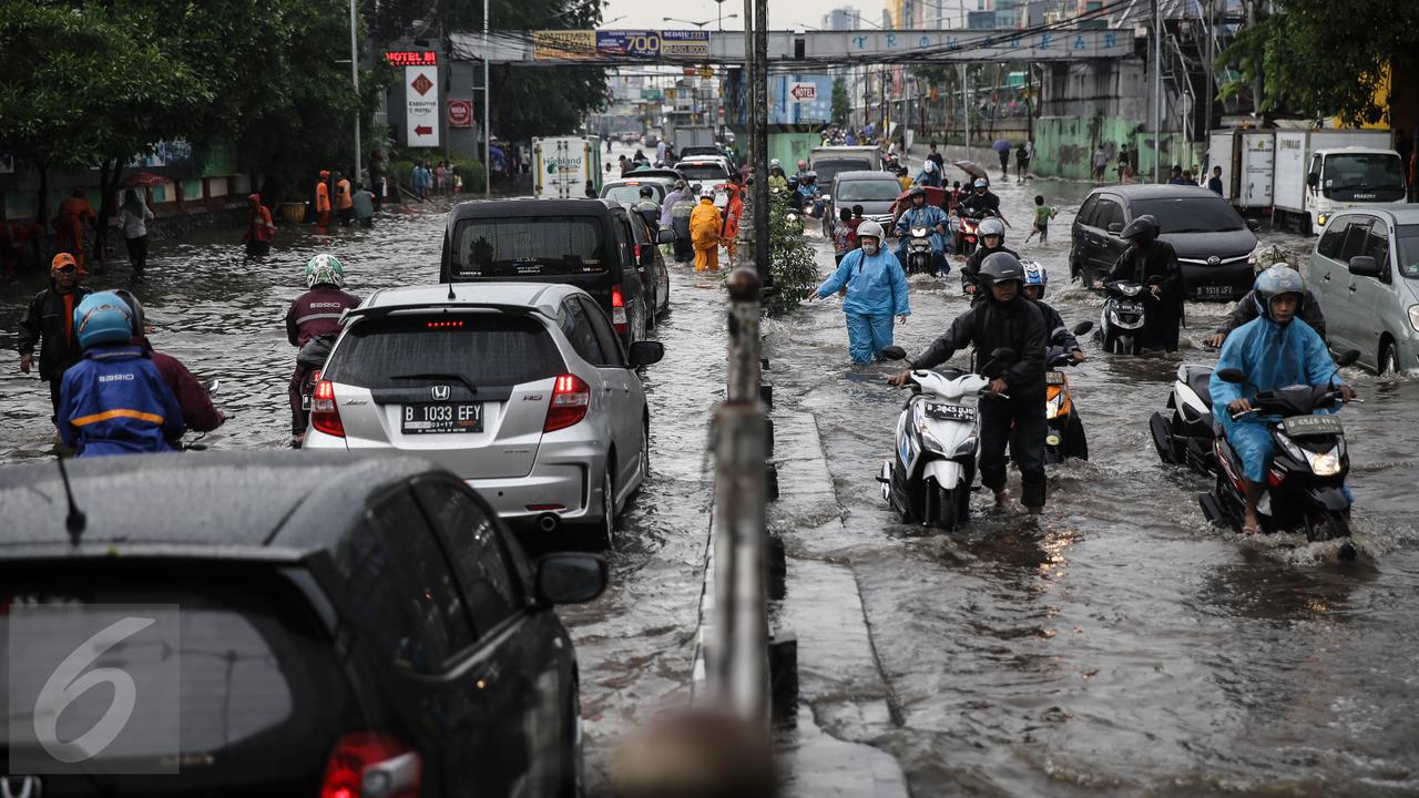 20160421-Banjir Hambat Laju Kendaraan di Depan Ancol-Jakarta
