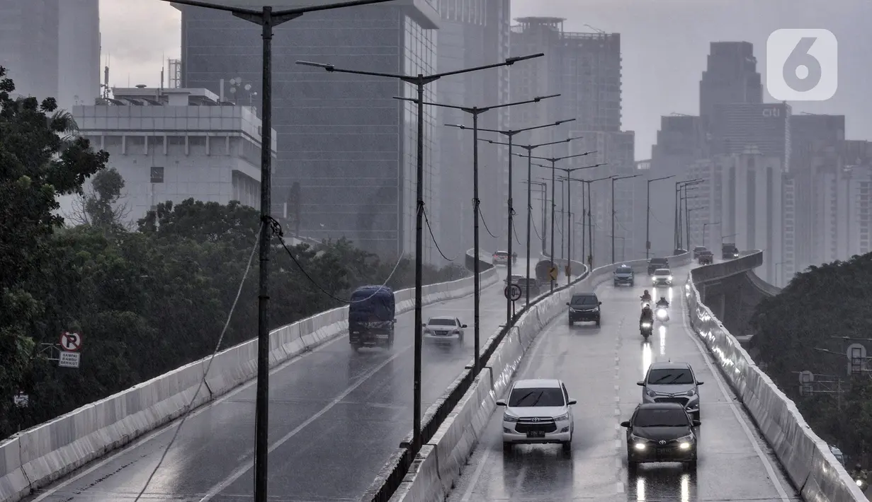 Sejumlah pengendara sepeda motor menerobos Jalan Layang Non Tol (JLNT) Casablanca saat hujan, Jakarta, Minggu (20/12/2020). Aksi nekat para pengendara sepeda motor tersebut dapat mengancam keselamatan diri serta pengguna jalan lain. (merdeka.com/Iqbal S. Nugroho)