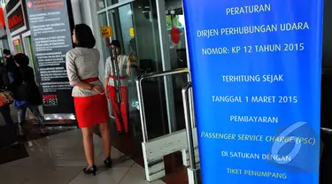 Sebuah standing banner yang berisi pengumuman dari Dirjen Perhubungan Udara terpampang di depan pintu masuk keberangkatan Bandara Soekarno-Hatta, Jakarta, Sabtu (28/2/2015).(Liputan6.com/Faisal R Syam)