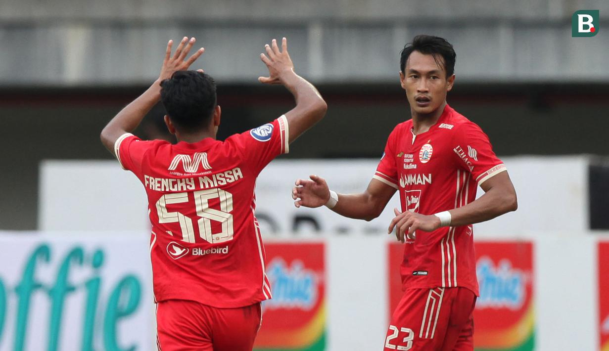 Pemain Persija, Hansamu Yama Pranata (kanan), merayakan gol yang dicetaknya pada menit ke-90+6 dalam pertandingan lanjutan BRI Liga 1 di Stadion Patriot Candrabhaga, Bekasi. Minggu (15/1/2023). (Bola.com/Arief Bagus)