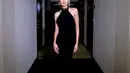 Mikha Tambayong tampil menawan dalam balutan halter dress dari Stella Rissa. @miktambayong.