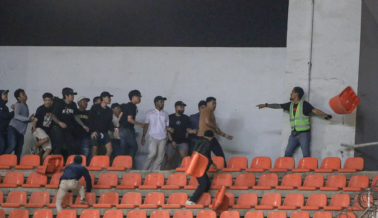 Petugas pun datang dan berusaha melerai segelintir pendukung Persib Bandung dan pendukung Persis Solo yang terlibat bentrokan. (Bola.com/Bagaskara Lazuardi)