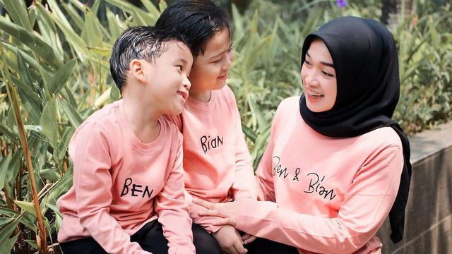 Potret Terbaru Ririe Fairus Pasca Cerai, Disebut Makin Glowing dan Bersahaja. (Sumber: Instagram/ririe_fairus)