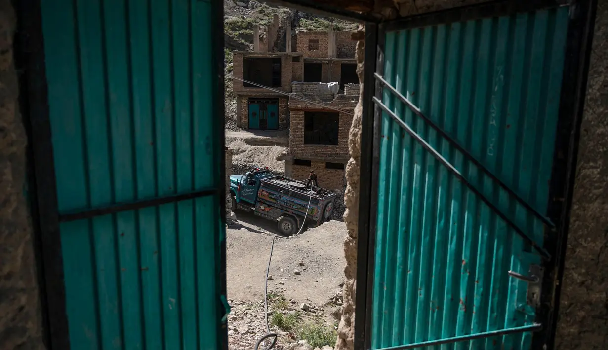 Di sisi lain, sebuah laporan dari Program Pembangunan Perserikatan Bangsa-Bangsa (United Nations Development Programme/UNDP) Afghanistan yang dirilis pada Maret 2024 menyebutkan sekitar 79 persen populasi di Afghanistan kesulitan dalam mengakses air minum. (Wakil KOHSAR/AFP)